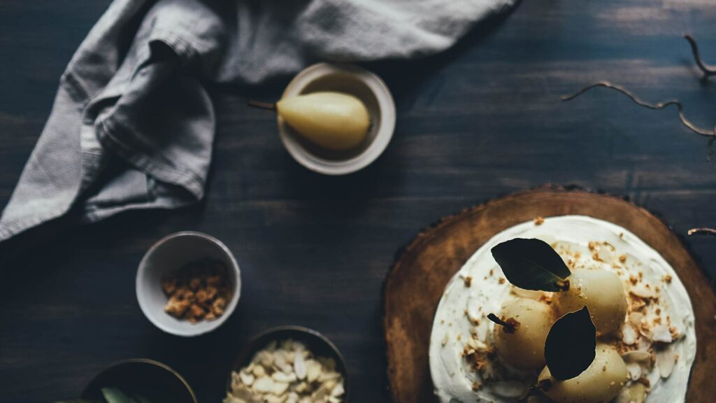 Dessert à la poire, meringue et amandes grillées proposé la carte du restaraurant La Table de Trois à Bordeaux