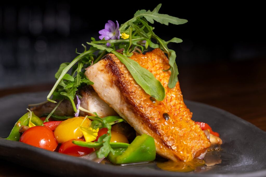 Pavé de saumon, plat disponible à la carte du restaurant La Table de Trois à Bordeaux