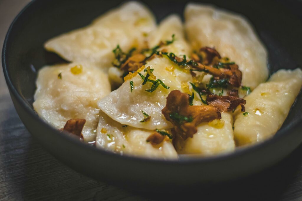 Plat de girolles disponible au menu du restaurant La Table de Trois à Bordeaux