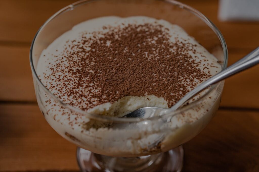 Dessert tiramisu spéculos disponible à la carte du restaurant La Table de Trois à Bordeaux